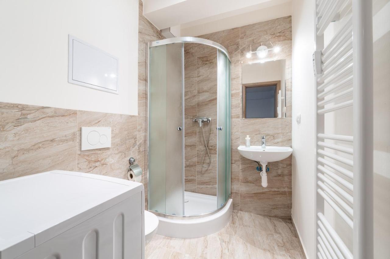 Brand New Studio Apartment # 42 In Brand New Building With Free Parking In The Center Praga Esterno foto
