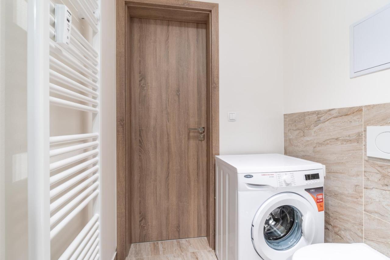 Brand New Studio Apartment # 42 In Brand New Building With Free Parking In The Center Praga Esterno foto